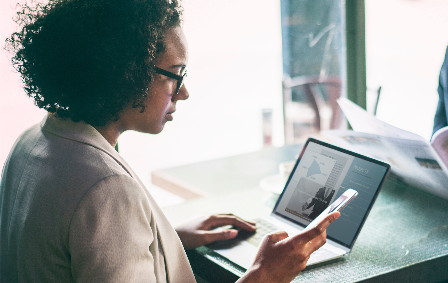 Jornalista empregada em rede hoteleira tem direito a jornada reduzida e horas extras