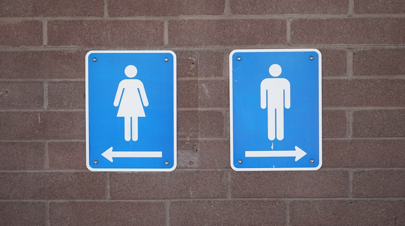 Empresa é condenada a indenizar transexual proibida de usar banheiro feminino