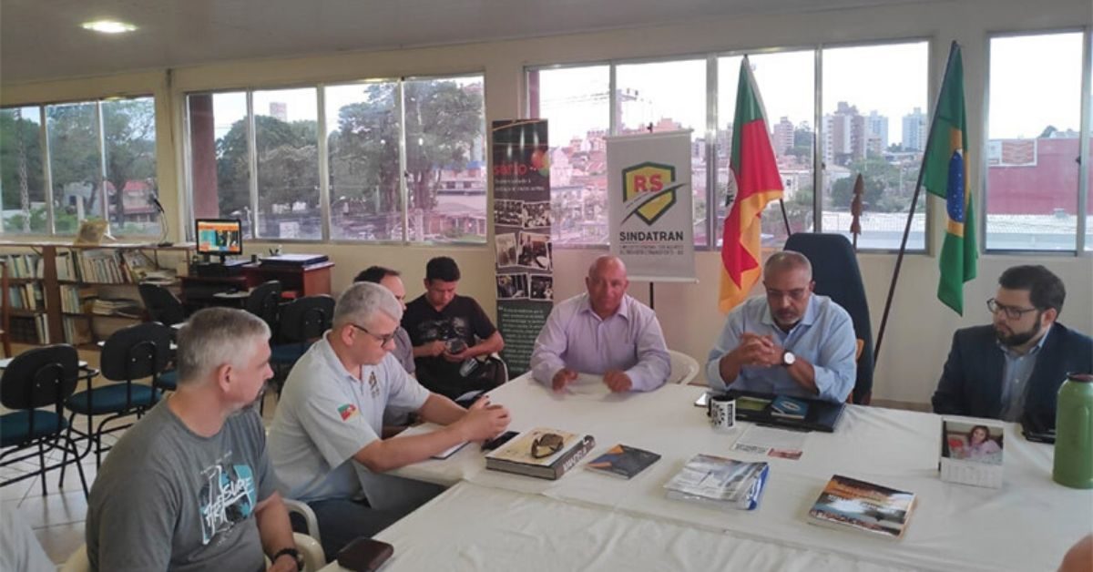 Denis Enloft acompanha agentes de trânsito em conversa com senador Paulo Paim