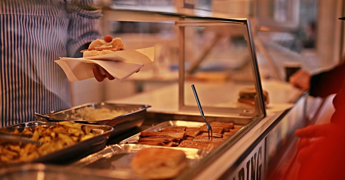 Empresa que fornecia refeições impróprias no local de trabalho indenizará ex-empregada